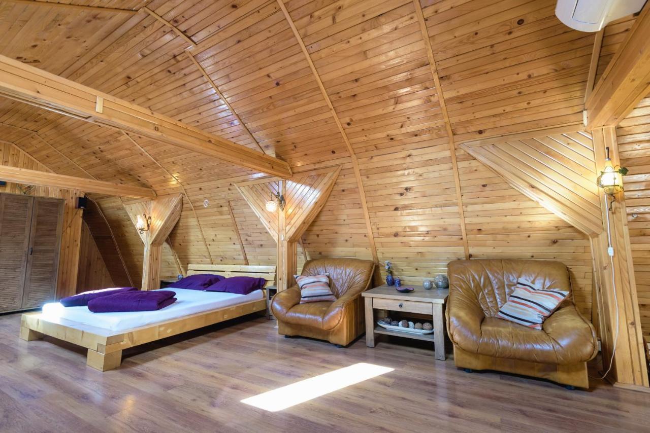 דירות בראשוב Wooden Attic מראה חיצוני תמונה